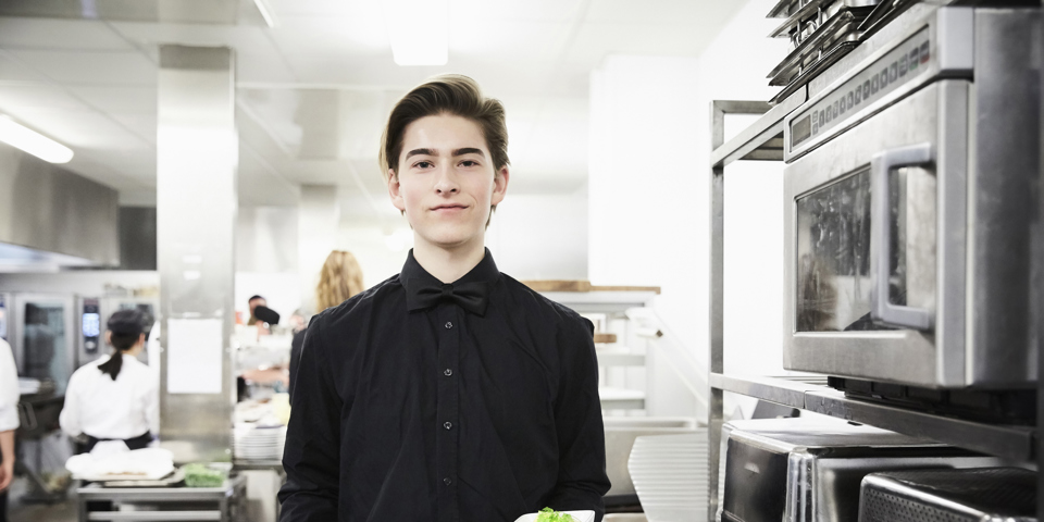 Servitör med två tallrikar